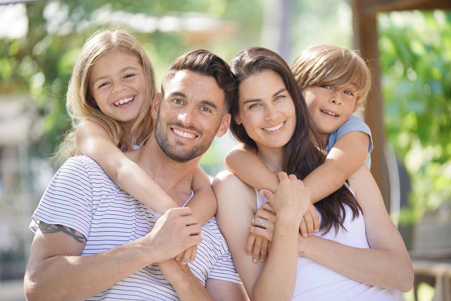Private family. Портрет счастливой семьи. Семья улыбка. Улыбка семья счастье. Улыбающиеся семьяна природе.