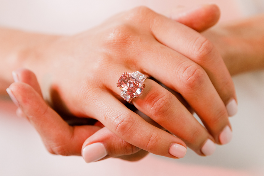 The Beauty of the Oval Diamond: Why It’s a Top Choice for Diamond Engagement Rings