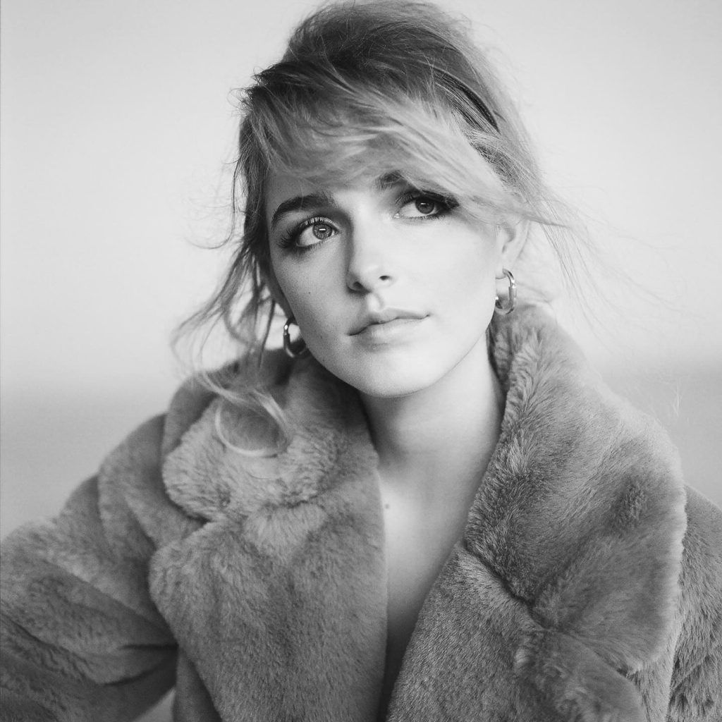 Kiernan Shipka Mckenna Grace