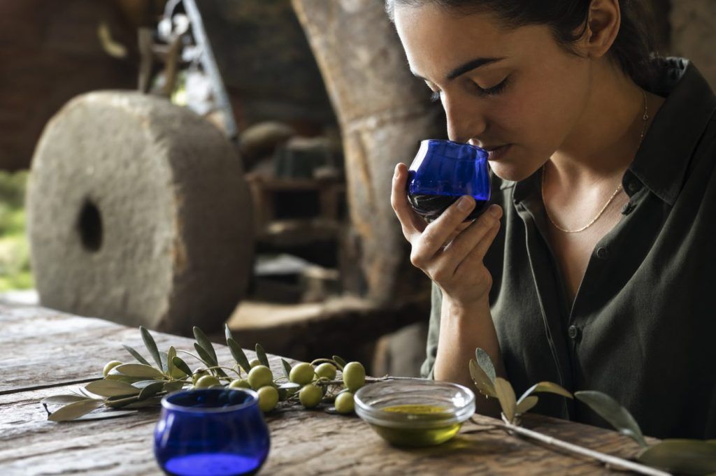 How to Taste Extra Virgin Olive Oil: Aromas, Positive Attributes and Common Defects
