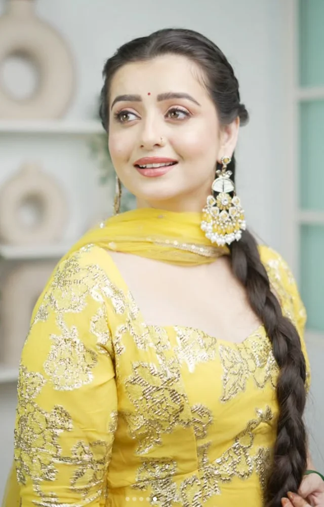 Chahat Pandey Height in Feet, Net Worth & BF 2026 