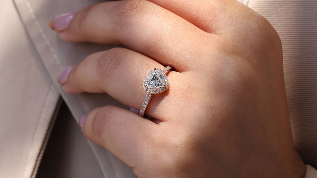 Engagement Rings That Look Beautiful With Both Casual and Dressy Outfits